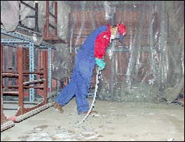 천공 구멍을 통한 살충제의 압력주입 이미지