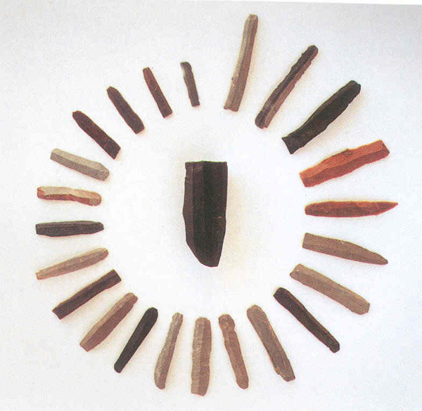 12지구 몸돌(중앙), 좀돌날과 좀돌날로 만든 석기