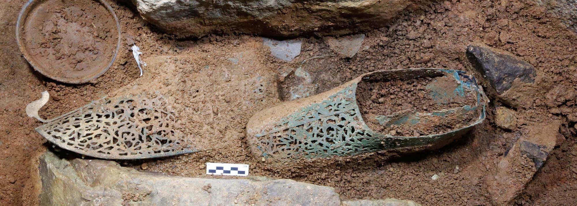 나주 정촌고분 금동신발 출토모습