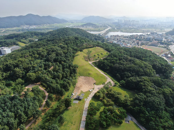 공주 무령왕릉과 왕릉원 전경(2021년 29호분 발굴조사 후)