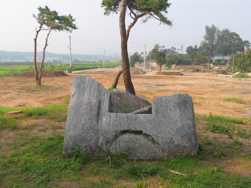 제석사지 심초석 전경 이미지 입니다.